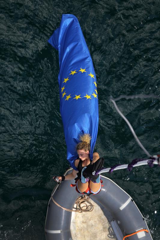 30.06.2013., Zadar – Povodom ulaska Republike Hrvatske u Europsku uniju mladic i djevojka skocili su s Maslenickog mosta sa zastavom Europske unije, dok je mladi Britanac skocio sa hrvatskom zastavom. Photo: Filip Brala/PIXSELL Autor  Filip Brala/PIXSEL