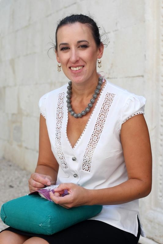 Paške čipkarice na djelu u izradi paške čipke, Foto: Luka Stanzl/PIXSELL