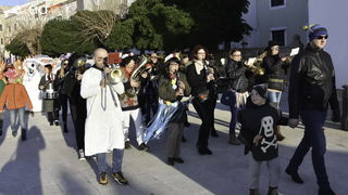 Paški zimski karneval 2018: Karnevalska povorka prošla ulicama grada do Pijace