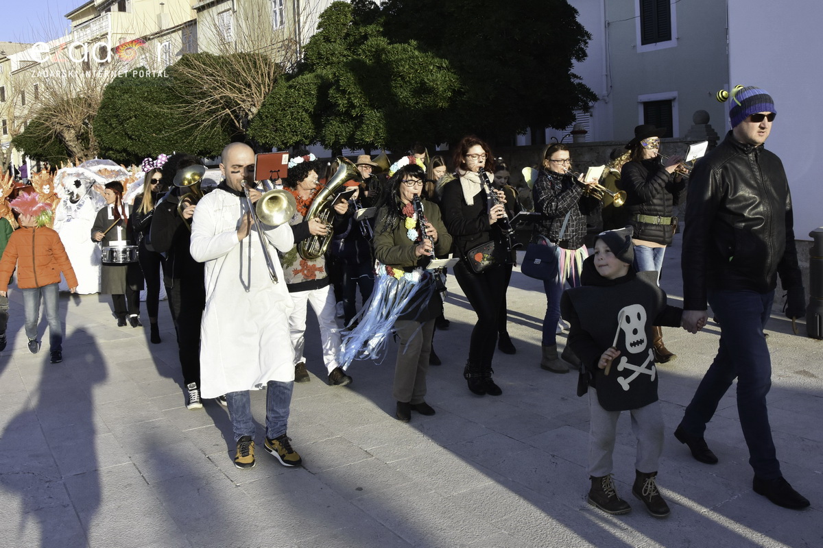 Paški zimski karneval 2018: Karnevalska povorka prošla ulicama grada do Pijace