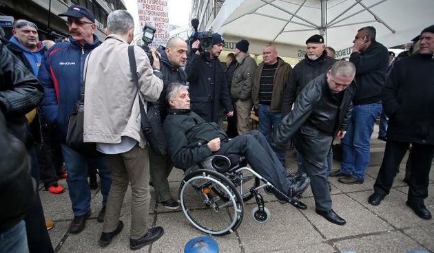 Zagreb, Savska cesta – Petar Duvnjak vojni invalid stigao je danas oko pola 2 u Savsku 66 porazgovarati s Josipom Klemmom i Djurom Glogoskim. Petar Duvnjak danas je prvo sudjelovao na skupu inicijative Ja vas se ne bojim Zorana Ercega, a zatim se u njegov