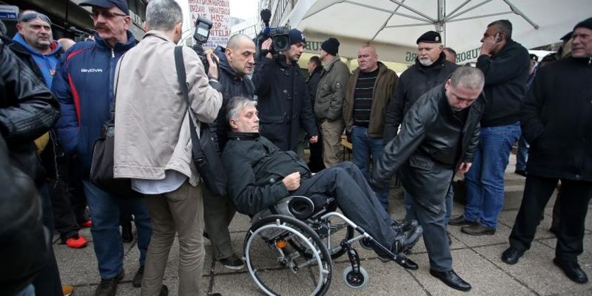 Zagreb, Savska cesta – Petar Duvnjak vojni invalid stigao je danas oko pola 2 u Savsku 66 porazgovarati s Josipom Klemmom i Djurom Glogoskim. Petar Duvnjak danas je prvo sudjelovao na skupu inicijative Ja vas se ne bojim Zorana Ercega, a zatim se u njegov Zagreb, Savska cesta – Petar Duvnjak vojni invalid stigao je danas oko pola 2 u Savsku 66 porazgovarati s Josipom Klemmom i Djurom Glogoskim. Petar Duvnjak danas je prvo sudjelovao na skupu inicijative Ja vas se ne bojim Zorana Ercega, a zatim se u njegov