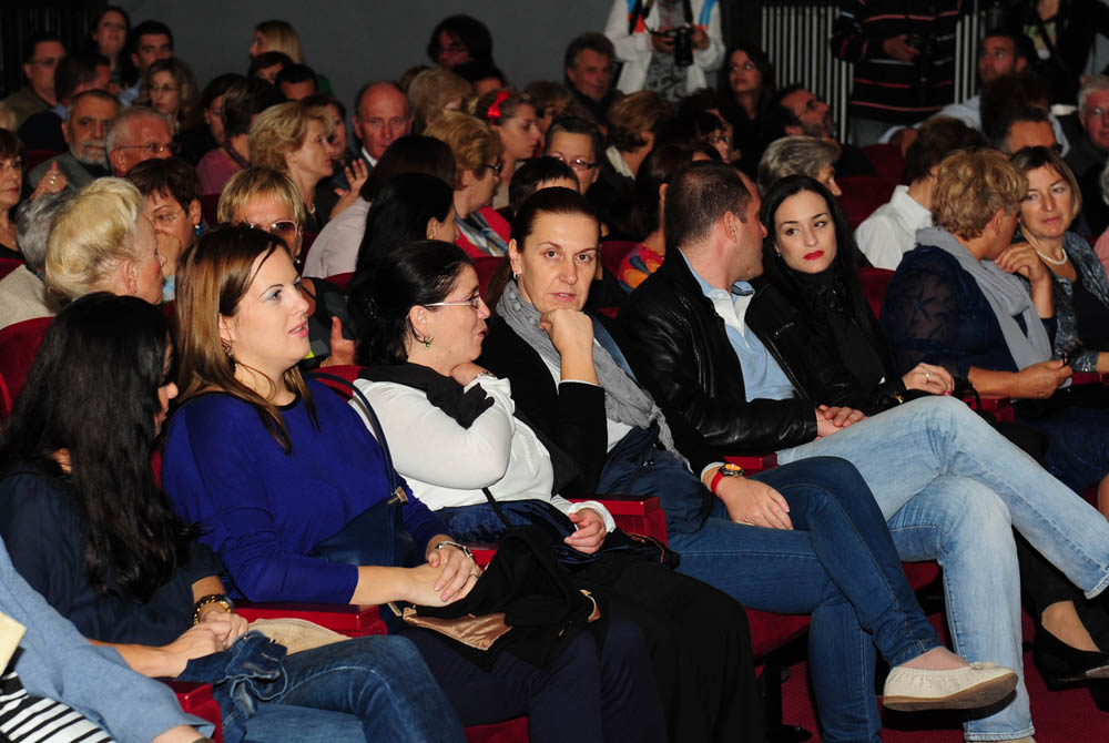 Zadar, 19.10.2012. snimio: Nenad Marčev
komedija
D. Kovačević: PROFESIONALAC ili Tužna komedija po Luki,
Kazališna družina ”Glumci u Zagvozdu” &
SATIRIČKO KAZALIŠTE KEREMPUH
redatelj: Bogdan Diklić
igraju: D. Ljuština, V. Mlikota,
A. Zadar, 19.10.2012. snimio: Nenad Marčev
komedija
D. Kovačević: PROFESIONALAC ili Tužna komedija po Luki,
Kazališna družina ”Glumci u Zagvozdu” &
SATIRIČKO KAZALIŠTE KEREMPUH
redatelj: Bogdan Diklić
igraju: D. Ljuština, V. Mlikota,
A.