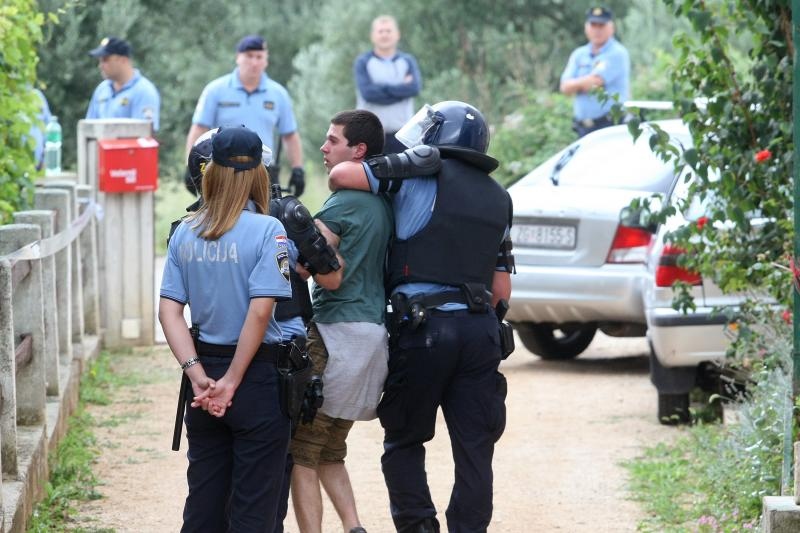 Sveti Filip i Jakov: Brutalna deložacija majke i sina Sveti Filip i Jakov: Brutalna deložacija majke i sina