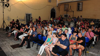 Zadar, 15.07.2013. snimio: Nenad Marčev 
TEATAR RUGANTINO, Zagreb 
Jordan Cvetanović: TERAPIJA 
redateljica: Maja Šimić 
igraju: Gordana Gadžić, 
Siniša Popović, Luka Dragić 
Dvorište Providurove palače