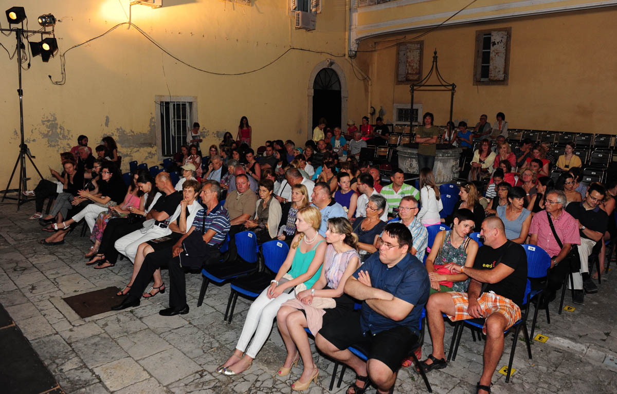 Zadar, 15.07.2013. snimio: Nenad Marčev 
TEATAR RUGANTINO, Zagreb 
Jordan Cvetanović: TERAPIJA 
redateljica: Maja Šimić 
igraju: Gordana Gadžić, 
Siniša Popović, Luka Dragić 
Dvorište Providurove palače