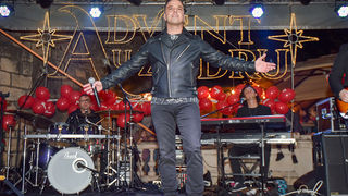 Deset tisuća posjetitelja uživalo u otvorenju Adventa u Zadru- koncertu Ivana Zaka i vatrometu