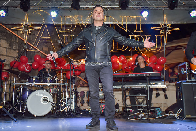 Deset tisuća posjetitelja uživalo u otvorenju Adventa u Zadru- koncertu Ivana Zaka i vatrometu