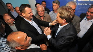 Zadar, 190513.
Lokalni izbori 2013.
Stozer HDZ-a.
HDZ slavi pobjedu na lokalnim izborima. Prema nesluzbenim rezultatima pobijedili su u utrci za zupanijsku skupstinu, gradsko vijece, stari novi zupan Stipe Zrilic je takodjer premocno pobijedio, a Bozidar Zadar, 190513.
Lokalni izbori 2013.
Stozer HDZ-a.
HDZ slavi pobjedu na lokalnim izborima. Prema nesluzbenim rezultatima pobijedili su u utrci za zupanijsku skupstinu, gradsko vijece, stari novi zupan Stipe Zrilic je takodjer premocno pobijedio, a Bozidar