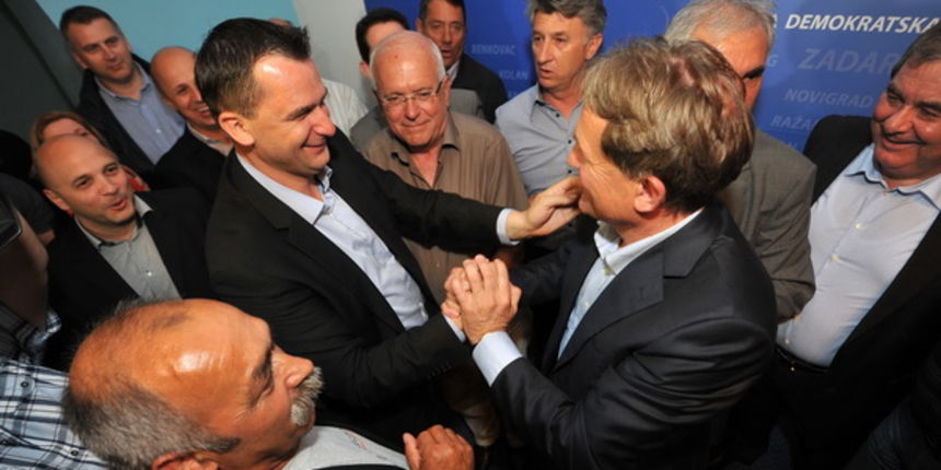 Zadar, 190513.
Lokalni izbori 2013.
Stozer HDZ-a.
HDZ slavi pobjedu na lokalnim izborima. Prema nesluzbenim rezultatima pobijedili su u utrci za zupanijsku skupstinu, gradsko vijece, stari novi zupan Stipe Zrilic je takodjer premocno pobijedio, a Bozidar Zadar, 190513.
Lokalni izbori 2013.
Stozer HDZ-a.
HDZ slavi pobjedu na lokalnim izborima. Prema nesluzbenim rezultatima pobijedili su u utrci za zupanijsku skupstinu, gradsko vijece, stari novi zupan Stipe Zrilic je takodjer premocno pobijedio, a Bozidar