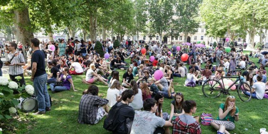 XIII. Povorka ponosa LGBTIQ osoba i obitelji pod sloganom Na pravoj strani povijesti. Sudionici povorke okupili su se na Trgu Zrtava Fasizma odakle su krenuli kroz grad do parka Zrinjevac. PHOTO: Petar Glebov/PIXSELL. XIII. Povorka ponosa LGBTIQ osoba i obitelji pod sloganom Na pravoj strani povijesti. Sudionici povorke okupili su se na Trgu Zrtava Fasizma odakle su krenuli kroz grad do parka Zrinjevac. PHOTO: Petar Glebov/PIXSELL.