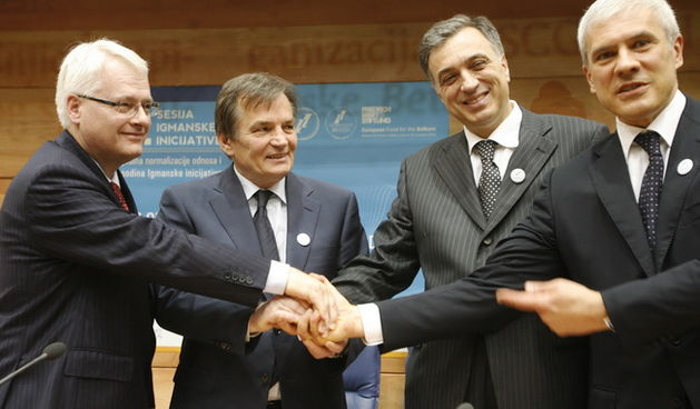 Sarajevo, 290510.
U Sarajevu se odrzava dvodnevna 21. sesija Igmanske incijative. Na njoj prisustvuju predsjednici susjednih zemalja Bosne i Hercegovine.
Na slici: predsjednik Hrvatske Ivo Josipovic, Predsjedavajuci predsjednistva BiH Haris Silajdzic, Pre