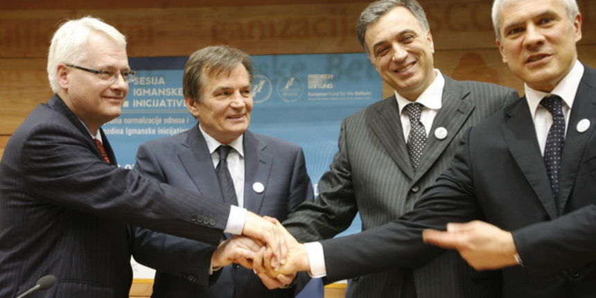 Sarajevo, 290510.
U Sarajevu se odrzava dvodnevna 21. sesija Igmanske incijative. Na njoj prisustvuju predsjednici susjednih zemalja Bosne i Hercegovine.
Na slici: predsjednik Hrvatske Ivo Josipovic, Predsjedavajuci predsjednistva BiH Haris Silajdzic, Pre Sarajevo, 290510.
U Sarajevu se odrzava dvodnevna 21. sesija Igmanske incijative. Na njoj prisustvuju predsjednici susjednih zemalja Bosne i Hercegovine.
Na slici: predsjednik Hrvatske Ivo Josipovic, Predsjedavajuci predsjednistva BiH Haris Silajdzic, Pre