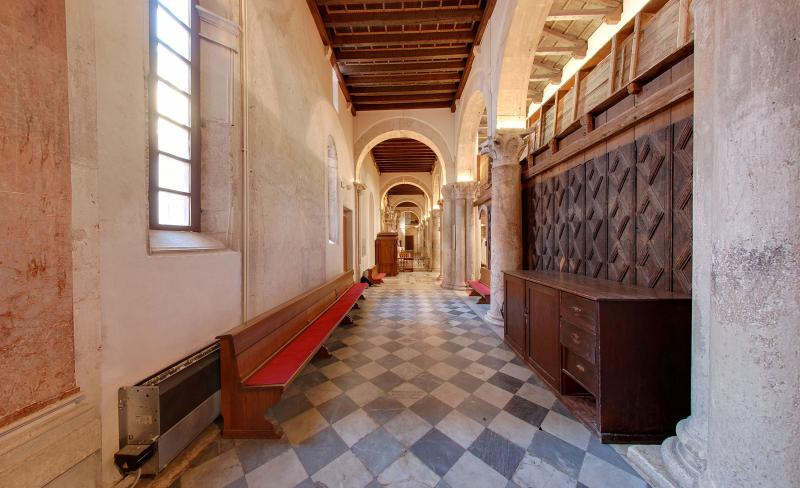 Katedrala sv. Stosije. Danasnja katedrala je trobrodna romanicka gradjevina, ujedno i najveca crkva u Dalmaciji. Unutrasnjost katedrale je monumentalna. Photo: Dino Stanin/PIXSELL