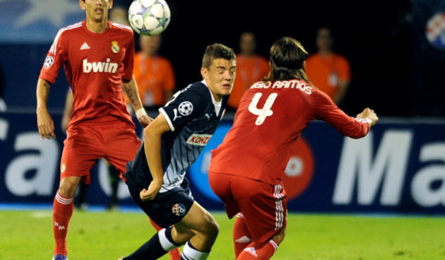 Zagreb, 140911.Stadion Maksimir.Nogometna utakmica 1. kola Uefine Lige prvaka skupine D, izmedju Dinama i Real iz Madrida.Na slici: Mateo Kovacic izmedju Sergia Ramosa i Angel Di Marie.Foto: Drago Sopta / CROPIX