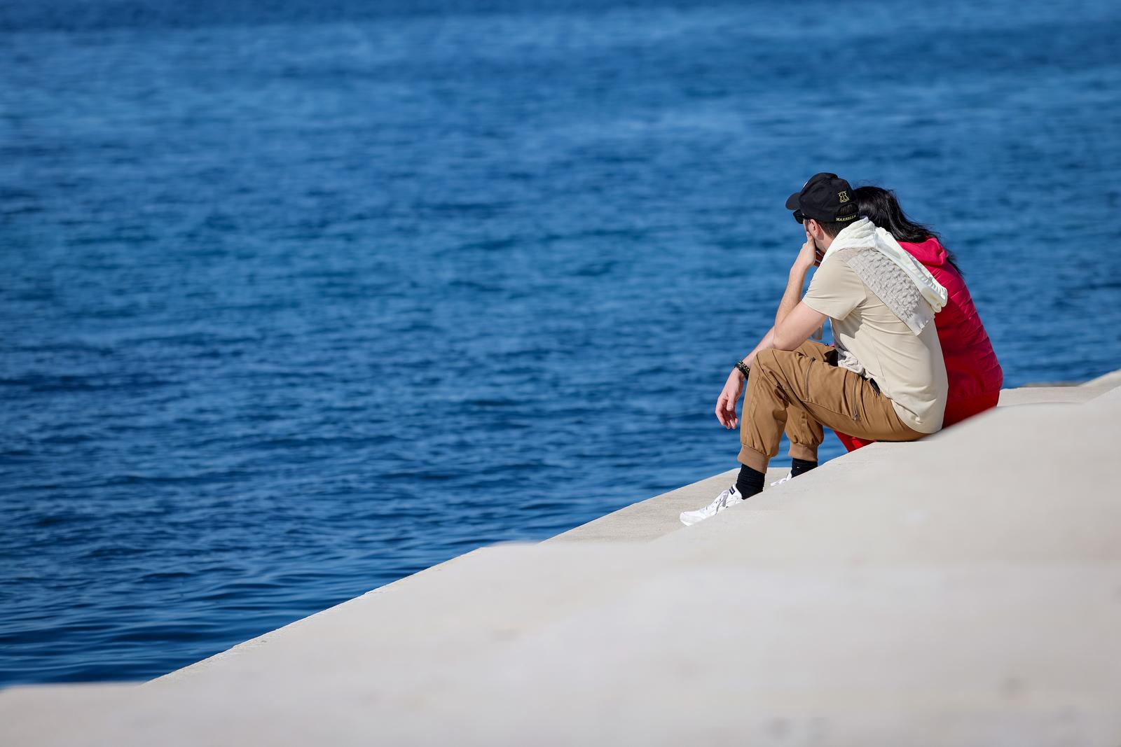 Prvi kupači na zadarskoj plaži Kolovare