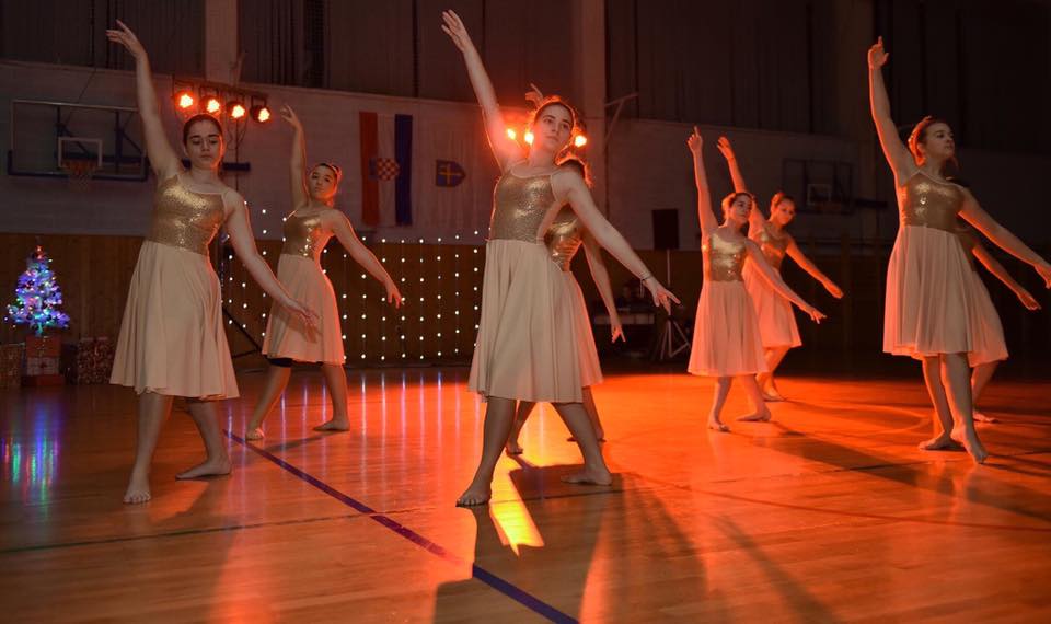 Plesna Božićna čarolija na otoku Pagu