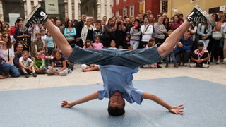 Zadar, 210610.
Povodom Dana borbe protiv ovisnosti zadarski su breakdanceri i hip-hoperi pred brojnim turistima zaplesali na Narodnom trgu.
Foto : Vladimir Ivanov / CROPIX
