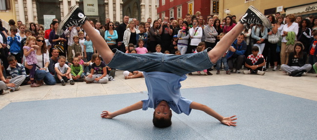 Zadar, 210610.
Povodom Dana borbe protiv ovisnosti zadarski su breakdanceri i hip-hoperi pred brojnim turistima zaplesali na Narodnom trgu.
Foto : Vladimir Ivanov / CROPIX