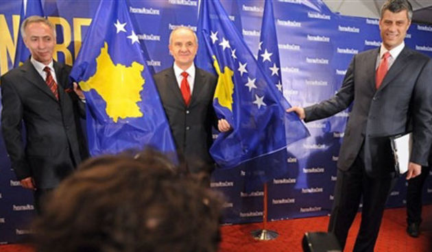 (From L) Speaker of Kosovo elected chamber Jakup Krasniqi, Kosovo President Fatmir Sejdiu and Prime Minister Hashim Thaci show the flag of independent Kosovo as they arrive for a press conference after the parliament proclaimed the declaration of independ