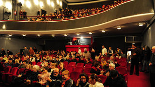 Zadar, 28.01.2013. snimio: Nenad Marčev 
HNK Šibenik 
Drama 
Bertolt Brecht: 
Pir malograđana 
redatelj: Dražen Ferenčina 
igraju: Žarko Potočnjak, Janko Popović – Volarić 
Helena Minić , Robert Ugrina, Vinko Štefanac 
Oriana Kunčić, Franka