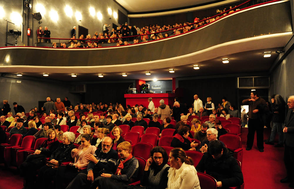 Zadar, 28.01.2013. snimio: Nenad Marčev 
HNK Šibenik 
Drama 
Bertolt Brecht: 
Pir malograđana 
redatelj: Dražen Ferenčina 
igraju: Žarko Potočnjak, Janko Popović – Volarić 
Helena Minić , Robert Ugrina, Vinko Štefanac 
Oriana Kunčić, Franka