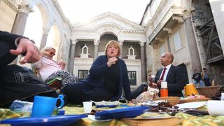 Performans na Peristilu: Doručak na travi. Photo: Miranda Cikotic/PIXSELL