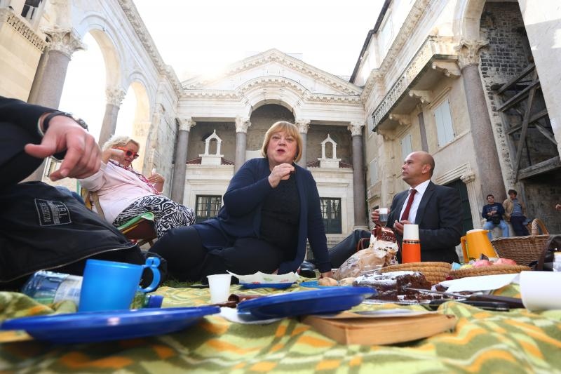 Performans na Peristilu: Doručak na travi. Photo: Miranda Cikotic/PIXSELL