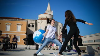 Glazbeno scenski nastup “Iskra ljubavi za mir” i grupna meditacija na Forumu