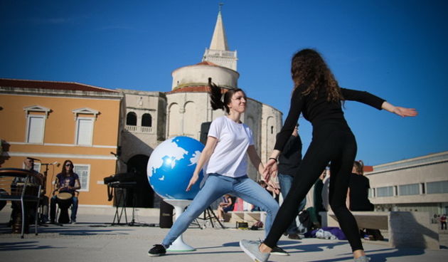 Glazbeno scenski nastup “Iskra ljubavi za mir” i grupna meditacija na Forumu