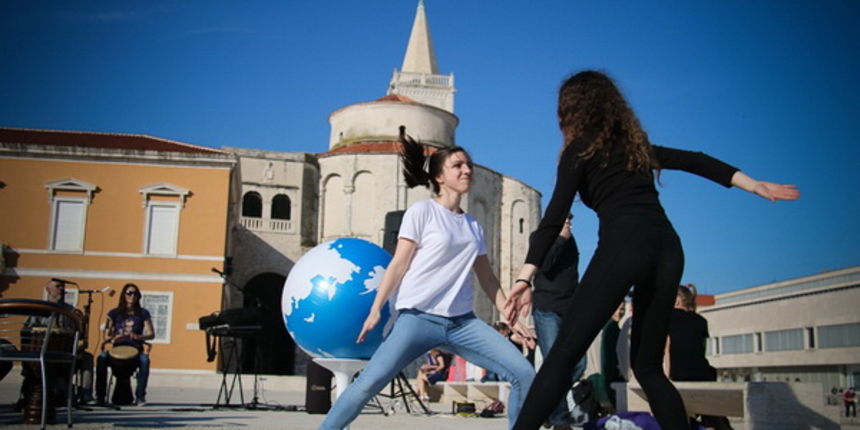 Glazbeno scenski nastup “Iskra ljubavi za mir” i grupna meditacija na Forumu Glazbeno scenski nastup “Iskra ljubavi za mir” i grupna meditacija na Forumu