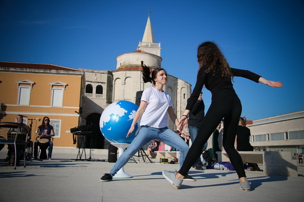 Glazbeno scenski nastup “Iskra ljubavi za mir” i grupna meditacija na Forumu