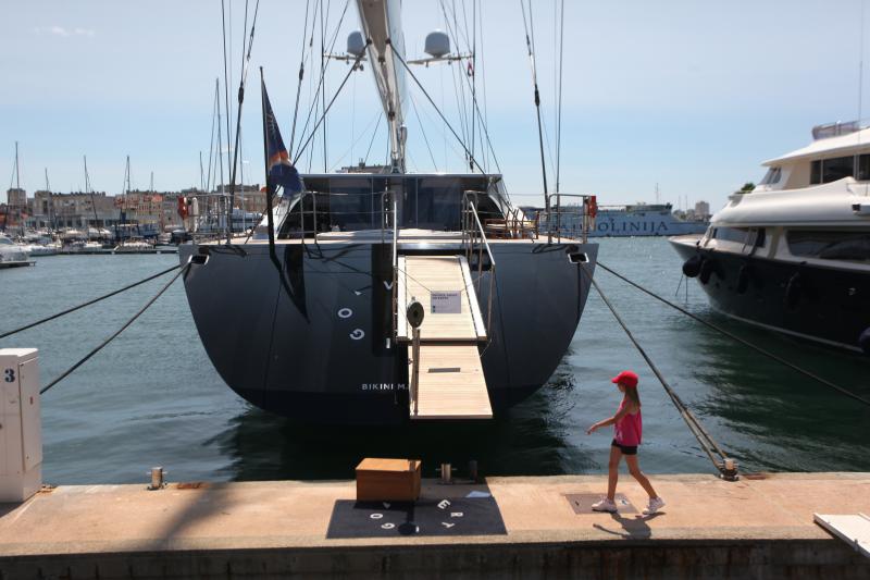 27.06.2013., Zadar – Luksuzna jahta u vlasnistvu medijskog magnata Ruperta Murdocha nalazi se usidrena u zadarskoj marini. Brod je dugacak 68 metara, glavni jarbol je iste visine. Cijena najma ove jahte na tjedan je 295.000 eura, odnosno 2,2 milijuna ku 27.06.2013., Zadar – Luksuzna jahta u vlasnistvu medijskog magnata Ruperta Murdocha nalazi se usidrena u zadarskoj marini. Brod je dugacak 68 metara, glavni jarbol je iste visine. Cijena najma ove jahte na tjedan je 295.000 eura, odnosno 2,2 milijuna ku