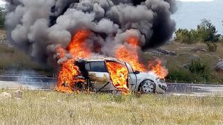 Kod Gračaca u vožnji se zapalio Renault i u potpunosti izgorio Kod Gračaca u vožnji se zapalio Renault i u potpunosti izgorio