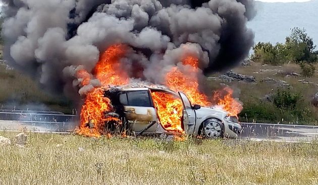 Kod Gračaca u vožnji se zapalio Renault i u potpunosti izgorio
