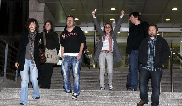 Vlasnik portala Index.hr Matija Babic i dio novinarima Indexa predali su se policiji u Heinzelovoj uz poruku ja sam objavio Registar. Pozivaju gradjane da im se pridruze u izrazavanju solidarnosti sa uhicenim Markom Rakarom. Na slici: Matija Babic i novin