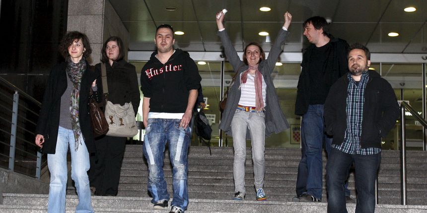 Vlasnik portala Index.hr Matija Babic i dio novinarima Indexa predali su se policiji u Heinzelovoj uz poruku ja sam objavio Registar. Pozivaju gradjane da im se pridruze u izrazavanju solidarnosti sa uhicenim Markom Rakarom. Na slici: Matija Babic i novin Vlasnik portala Index.hr Matija Babic i dio novinarima Indexa predali su se policiji u Heinzelovoj uz poruku ja sam objavio Registar. Pozivaju gradjane da im se pridruze u izrazavanju solidarnosti sa uhicenim Markom Rakarom. Na slici: Matija Babic i novin