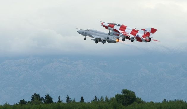 Zadar – Ministar obrane Ante Kotromanovic i nacelnik Glavnog stozera Oruzanih snaga general zbora Drago Lovric pred eskadrilom odrzali su konferenciju za medije nakon koje su poletjela dva zrakoplova MiG-21. Photo: Dino Stanin/PIXSELL