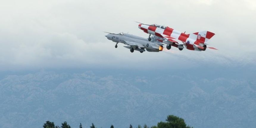 Zadar – Ministar obrane Ante Kotromanovic i nacelnik Glavnog stozera Oruzanih snaga general zbora Drago Lovric pred eskadrilom odrzali su konferenciju za medije nakon koje su poletjela dva zrakoplova MiG-21. Photo: Dino Stanin/PIXSELL Zadar – Ministar obrane Ante Kotromanovic i nacelnik Glavnog stozera Oruzanih snaga general zbora Drago Lovric pred eskadrilom odrzali su konferenciju za medije nakon koje su poletjela dva zrakoplova MiG-21. Photo: Dino Stanin/PIXSELL