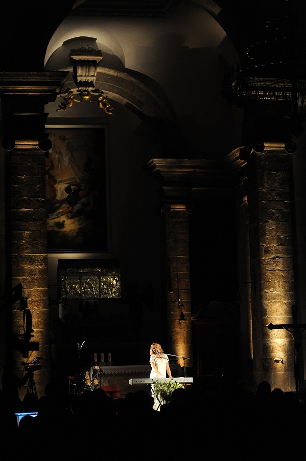 Sinoc je u crkvi Sv. Sime odrzan koncert duhovne glazbe Tatjane Matejas Cameron poznate kao Tajci i zbora Apostoli mira. Na fotografiji: Tajci Foto: Luka Gerlanc / CROPIX Sinoc je u crkvi Sv. Sime odrzan koncert duhovne glazbe Tatjane Matejas Cameron poznate kao Tajci i zbora Apostoli mira. Na fotografiji: Tajci Foto: Luka Gerlanc / CROPIX