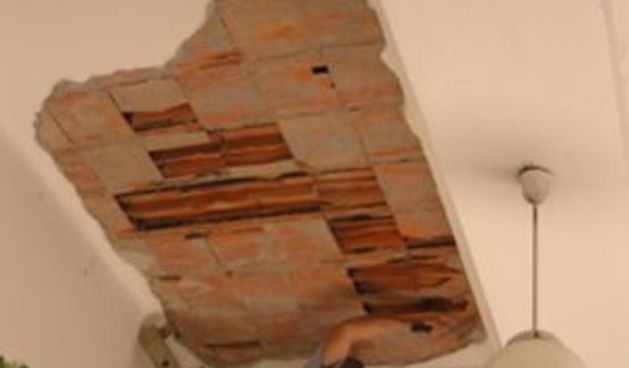 Urušen strop škole u Labinu (Foto: Barkun.hr)