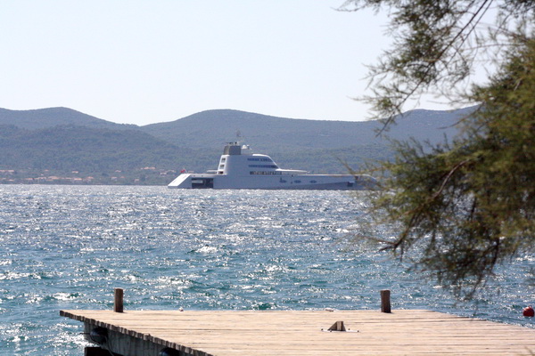 Superjqahta “A” usidrena u zadarskom kanalu Superjqahta “A” usidrena u zadarskom kanalu