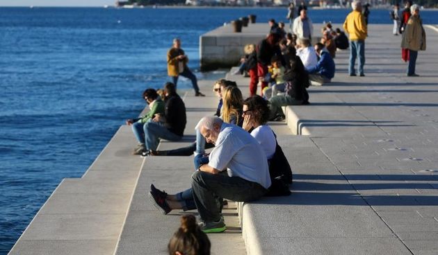 Zadar – Suncano i toplo nedjeljno poslijepodne velik broj ljudi proveo je na rivi. Photo: Filip Brala/PIXSELL