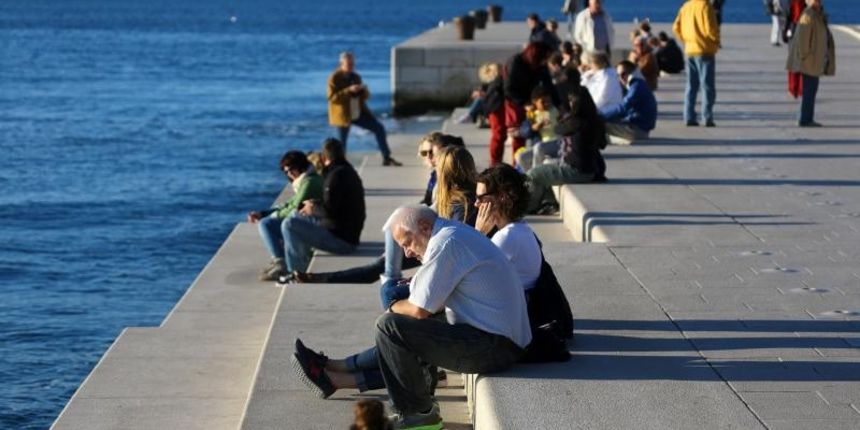 Zadar – Suncano i toplo nedjeljno poslijepodne velik broj ljudi proveo je na rivi. Photo: Filip Brala/PIXSELL Zadar – Suncano i toplo nedjeljno poslijepodne velik broj ljudi proveo je na rivi. Photo: Filip Brala/PIXSELL