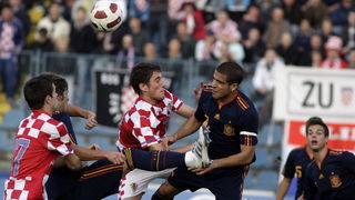 Varazdin, 121010.
Gradski stadion Varazdin. Kvalifikacijska utakmica za Europsko prvenstvo U21 u Danskoj 2011. godine. Hrvatska – Spanjolska.
Na slici: Arijan Ademi i Alvaro Domingez.
Foto: Zeljko Hajdinjak / Cropix Varazdin, 121010.
Gradski stadion Varazdin. Kvalifikacijska utakmica za Europsko prvenstvo U21 u Danskoj 2011. godine. Hrvatska – Spanjolska.
Na slici: Arijan Ademi i Alvaro Domingez.
Foto: Zeljko Hajdinjak / Cropix