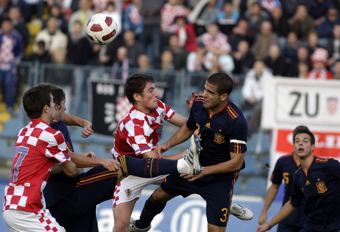 Varazdin, 121010.
Gradski stadion Varazdin. Kvalifikacijska utakmica za Europsko prvenstvo U21 u Danskoj 2011. godine. Hrvatska – Spanjolska.
Na slici: Arijan Ademi i Alvaro Domingez.
Foto: Zeljko Hajdinjak / Cropix Varazdin, 121010.
Gradski stadion Varazdin. Kvalifikacijska utakmica za Europsko prvenstvo U21 u Danskoj 2011. godine. Hrvatska – Spanjolska.
Na slici: Arijan Ademi i Alvaro Domingez.
Foto: Zeljko Hajdinjak / Cropix
