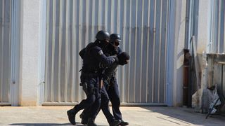 U prigodi Dana hrvatske policije i njihovog zaštitnika Sv.Mihovila danas je u PU Zadarskoj održana prigodna svečanost.U nastavku svečanosti, pokaznu vježbu samoobrane izveli su pripadnici interventne jedinice PU Zadarske te su podijeljena priznanja nagrađ U prigodi Dana hrvatske policije i njihovog zaštitnika Sv.Mihovila danas je u PU Zadarskoj održana prigodna svečanost.U nastavku svečanosti, pokaznu vježbu samoobrane izveli su pripadnici interventne jedinice PU Zadarske te su podijeljena priznanja nagrađ