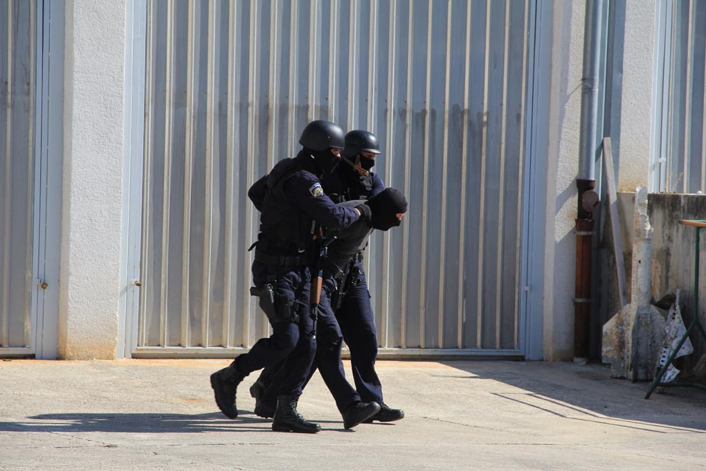 U prigodi Dana hrvatske policije i njihovog zaštitnika Sv.Mihovila danas je u PU Zadarskoj održana prigodna svečanost.U nastavku svečanosti, pokaznu vježbu samoobrane izveli su pripadnici interventne jedinice PU Zadarske te su podijeljena priznanja nagrađ U prigodi Dana hrvatske policije i njihovog zaštitnika Sv.Mihovila danas je u PU Zadarskoj održana prigodna svečanost.U nastavku svečanosti, pokaznu vježbu samoobrane izveli su pripadnici interventne jedinice PU Zadarske te su podijeljena priznanja nagrađ