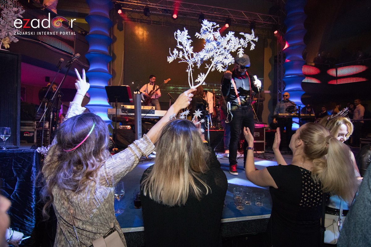 Ludnica u Saturnusu: Najbolji doček u svemiru i šire Ludnica u Saturnusu: Najbolji doček u svemiru i šire