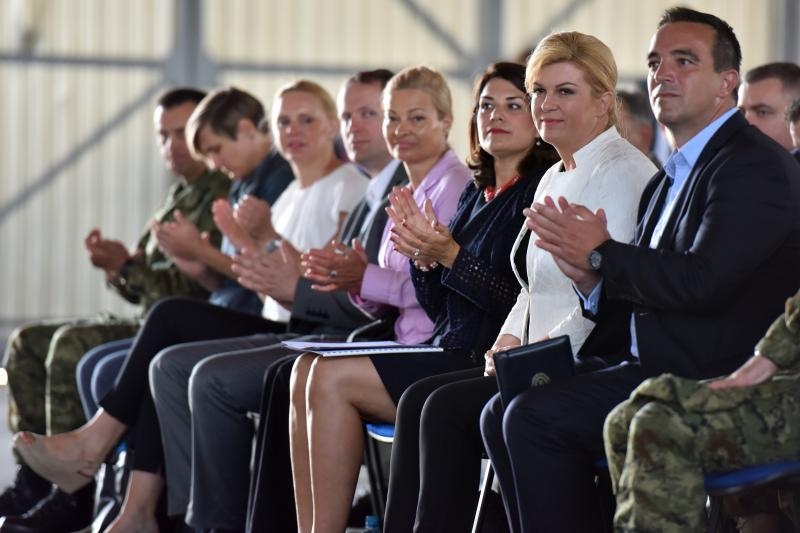 Predsjednica Grabar-Kitarović na predstavljanju novih helikoptera Kiowa Warriors u 93. Zrakoplovnoj bazi u Zemuniku. Photo: Dino Stanin/PIXSELL Predsjednica Grabar-Kitarović na predstavljanju novih helikoptera Kiowa Warriors u 93. Zrakoplovnoj bazi u Zemuniku. Photo: Dino Stanin/PIXSELL